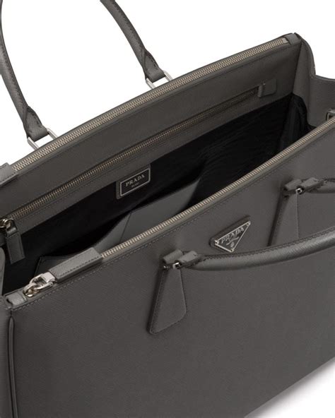 prada bolsa triangular|Bolso Triangular De Piel Gris Marmóreo .